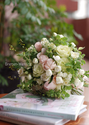 バラ‘アンブリッジローズ'のクラッチブーケ