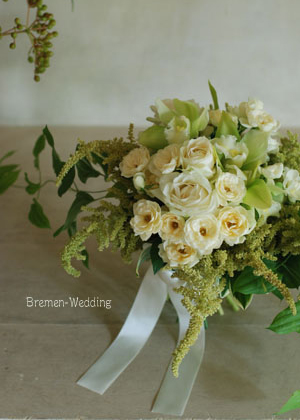 バラとアマランサスのクラッチブーケ