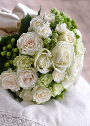 バラと実もののクラッチブーケ