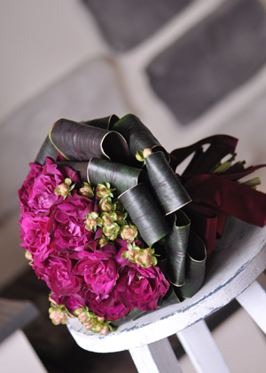 バラ‘イントゥーリーク'のクラッチブーケ