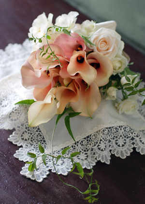 クラッチブーケ　White pink♪ ホワイト＆ピンクローズのクラッチブーケ【ブリザーブドフラワー