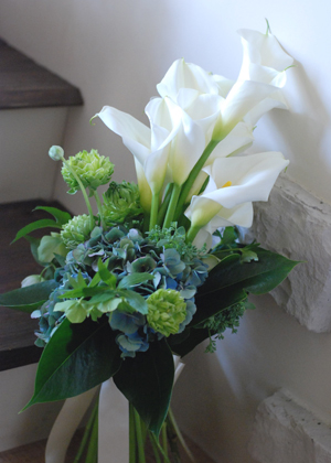 カラーとアジサイのアームブーケ