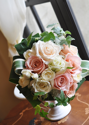 コーラルピンクのクラッチブーケ