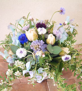 パステルブルーのクラッチブーケ