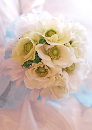 アネモネとフェザーのふわふわブーケ