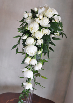 ホワイトローズのスレンダーブーケ