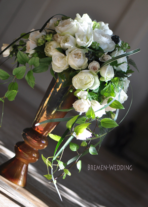 ピュアホワイトのクレッセントブーケ