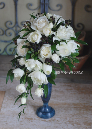 バラと黒い実もののキャスケード