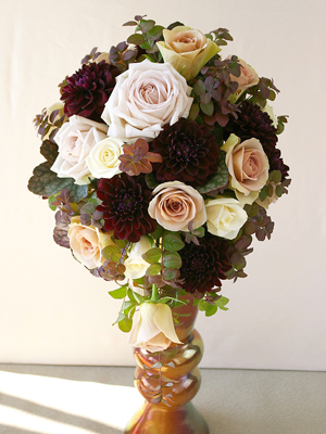 ダリア‘ブラッキー'のティアドロップブーケ