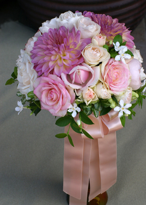 バラとダリア‘真心'のラウンドブーケ