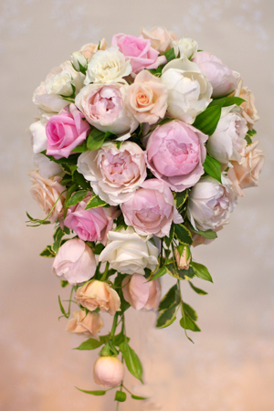 パウダーピンクのティアドロップブーケ