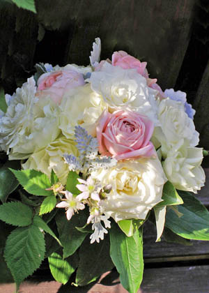 バラとダスティーミラーのクラッチブーケ