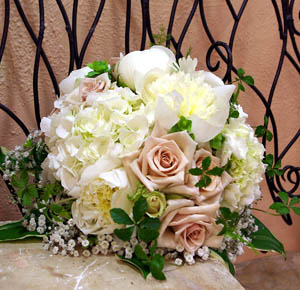 芍薬とバラ‘イヴ'のスイートブーケ