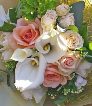 カラーとバラのクラッチブーケ