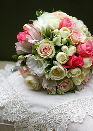 バラとトルコキキョウのラウンドブーケ