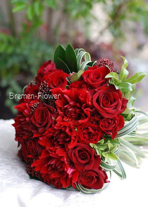 赤いバラのラウンドブーケ