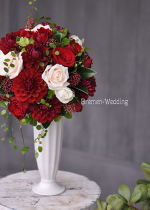 ダリアとバラのラウンドブーケ