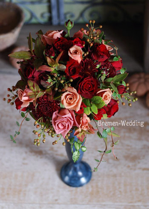 バラ‘ショコラ'とバラの実のブーケ