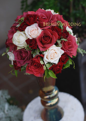 バラ‘ブラックティー'のラウンドブーケ