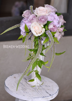 バラの流れるブーケ