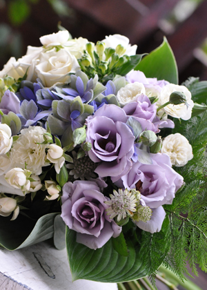 アジサイとバラのラウンドブーケ