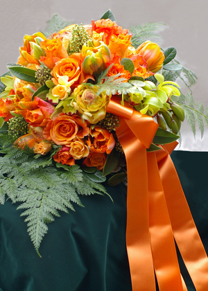 ビビットなバラのラウンドブーケ