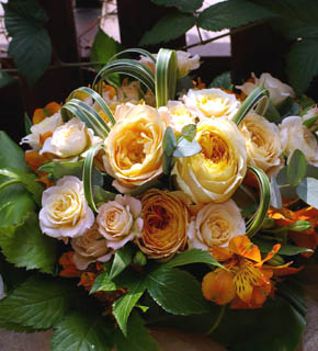 オールドローズのクラッチブーケ