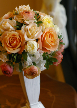 バラとラナンキュラスのラウンドブーケ