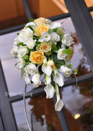 カラーとバラのティアドロップブーケ