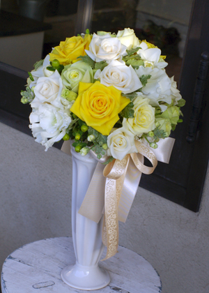 バラとヒペリカムのラウンドブーケ