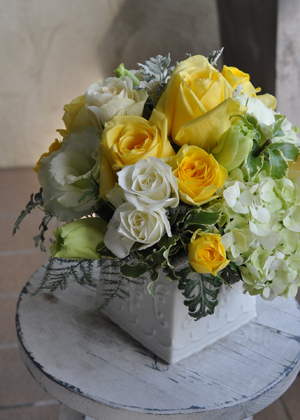 バラとアジサイのアレンジメント