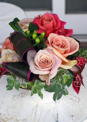 バラと葉もののアレンジメント