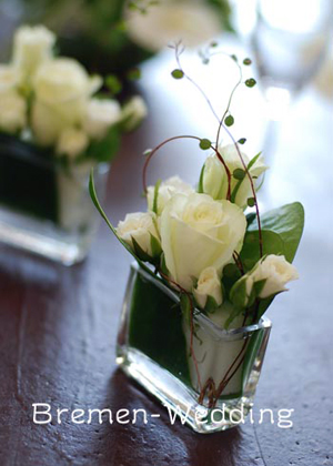 グラスと白いバラのアレンジメント