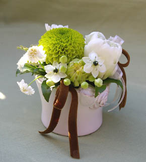 バラのモチーフのポットに…