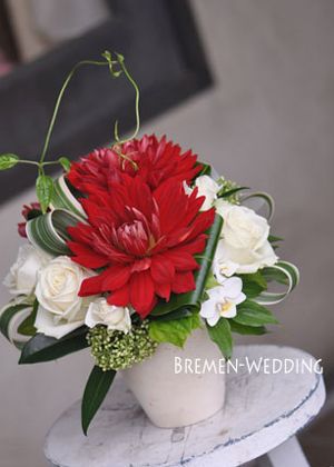 赤いダリアのアレンジ