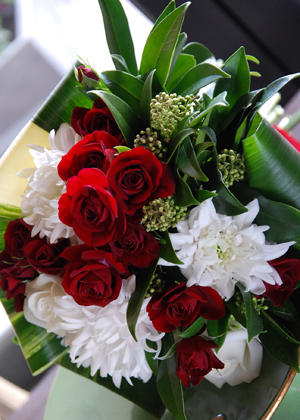 赤いバラの花束