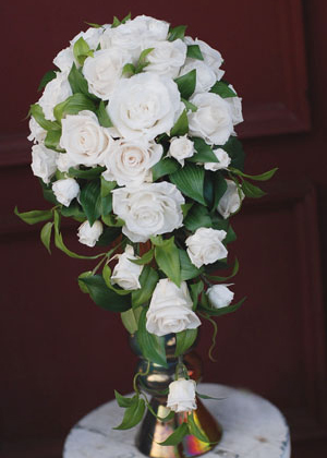 バラのセミキャスケードブーケ