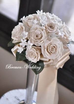 バラとジャスミンのラウンドブーケ