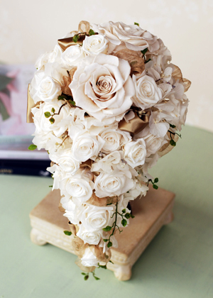 オフホワイトのミニキャスケード