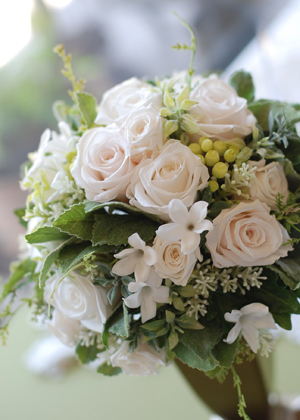 バラと実もののラウンドブーケ