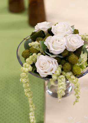 白いバラと実もののアレンジメント