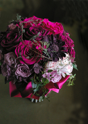 モーブカラーのクラッチブーケ