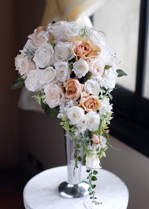 サンドベージュのキャスケードブーケ