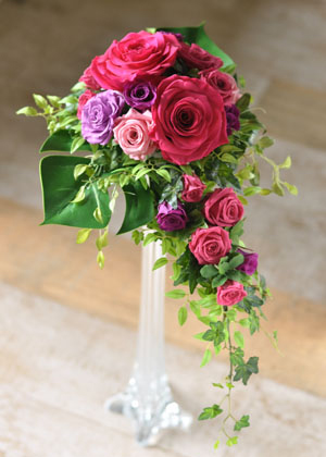 フーシャピンクのキャスケードブーケ