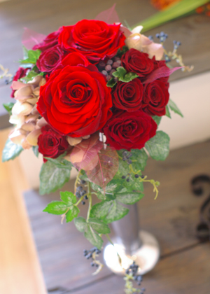 赤いバラのラウンドブーケ