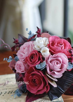 チェリーピンクのクラッチブーケ