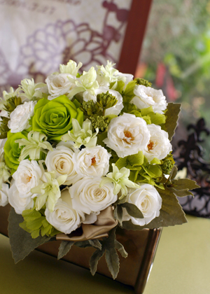 アップルグリーンのラウンドブーケ