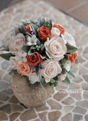 バラとジャスミンのラウンドブーケ