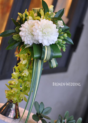 ダリアと蘭のスレンダーブーケ