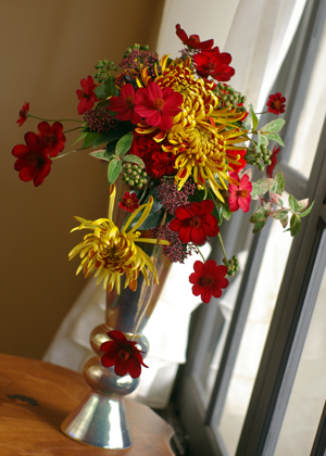 大輪マムとコスモスのブーケ